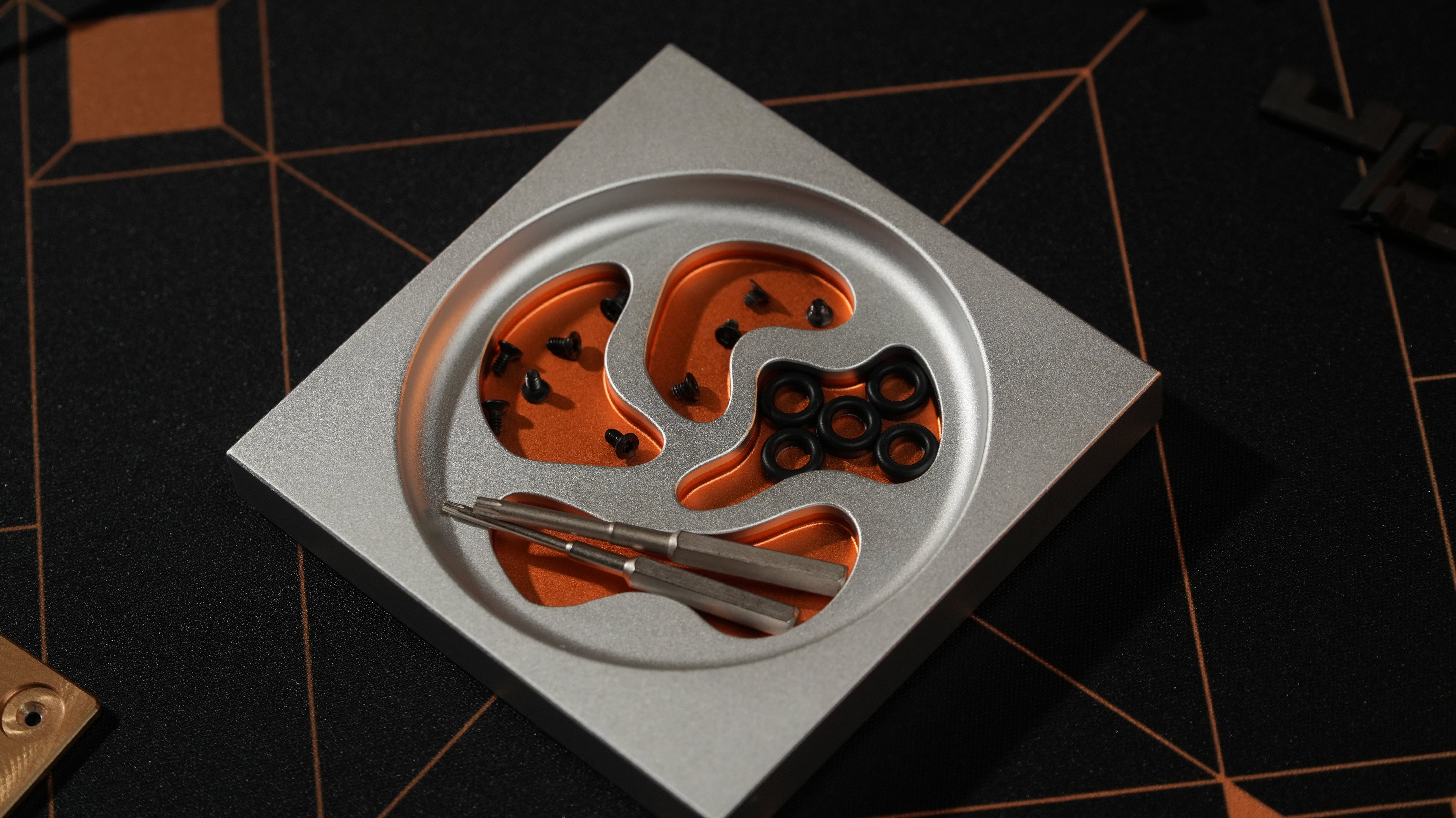 LUMINKEY Nova Flow-Screw Tray